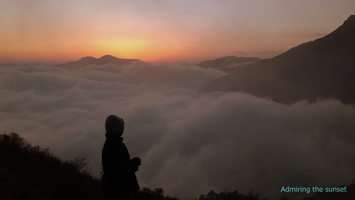 admioring-sunset-at-sandakphu