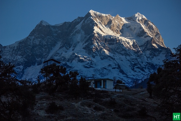 giant-chaukhamba-massif-from-deoriatal-chandrashila-trek
