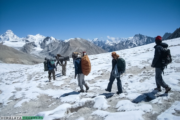 walking-on-rajparav-glacier-desending-from-kalindi-khal
