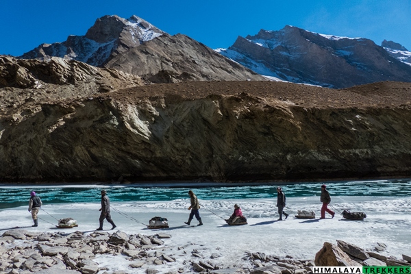 local-zanskar-people-carrying-sledge-and-moving-goods