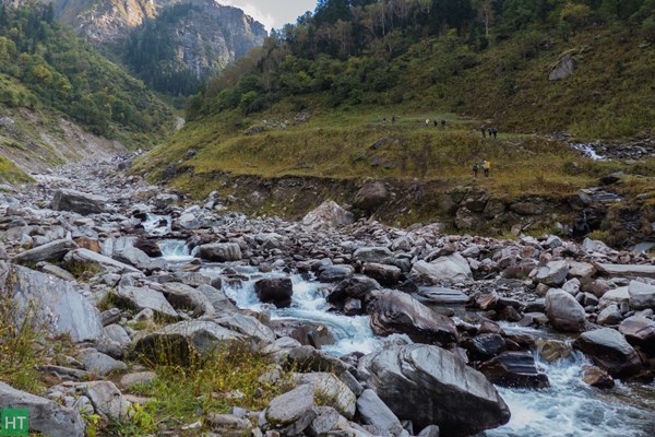 crossing-rupin-river-at-saatopani