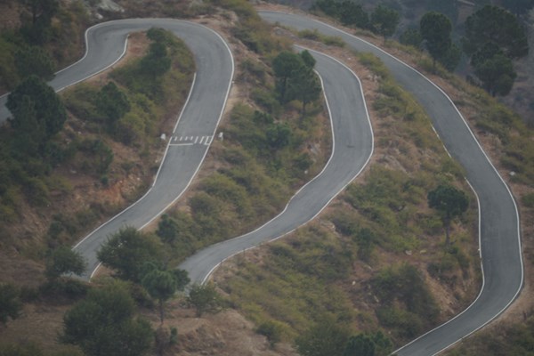 zigzag-road-to-basecamp-raithal