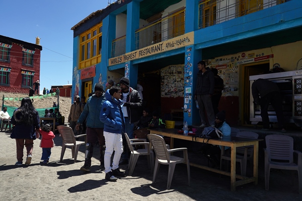 Crowds at Komic’s “World’s Highest Restaurant” (15049 ft) — a busy stop on the Kaza day loop road trip.