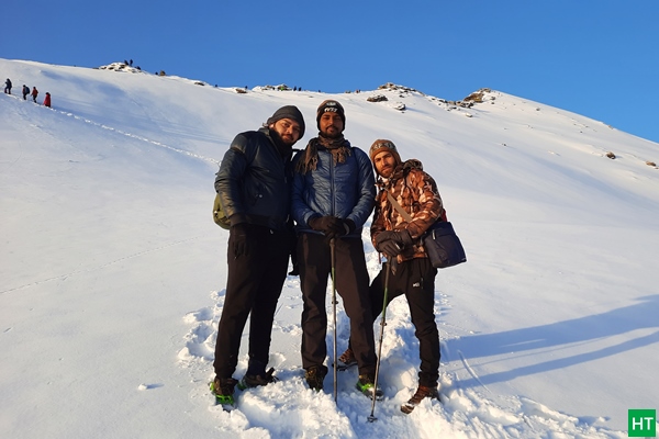 navigating-snow-ice-on-himalayan-treks
