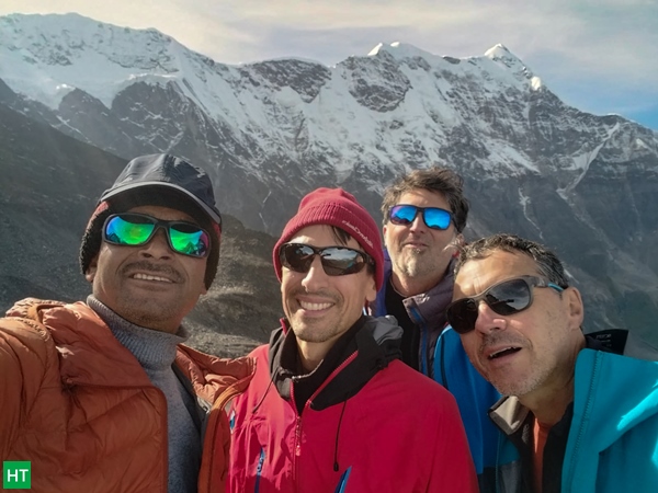 group-photo-on-highest-point.